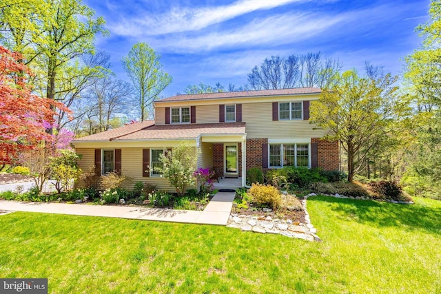 traditional-style house with a front yard