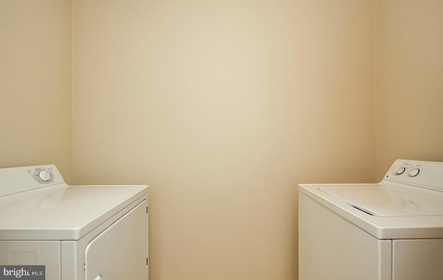 laundry room with laundry area and washer and clothes dryer
