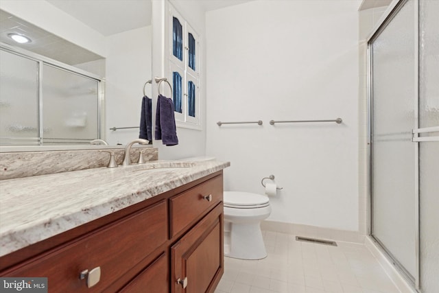 full bath featuring a shower with shower door, tile patterned floors, toilet, baseboards, and visible vents