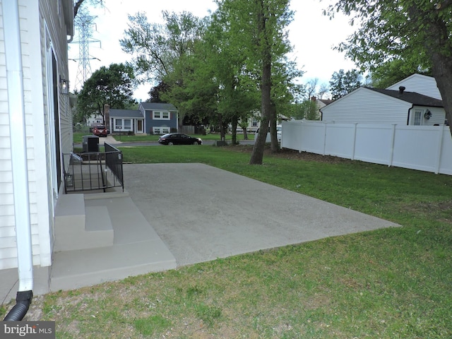 view of yard featuring a patio area