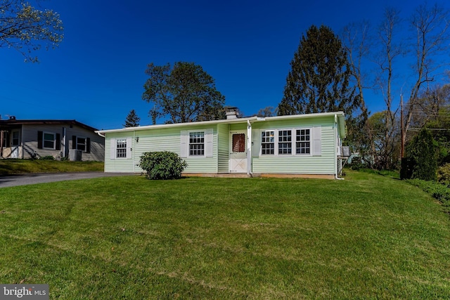 manufactured / mobile home featuring a front lawn