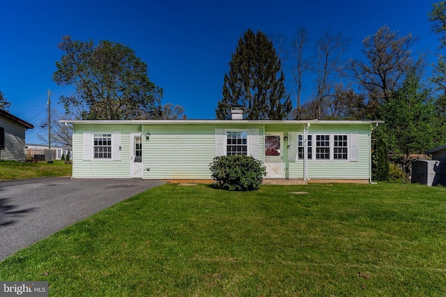 view of front of property featuring a front yard