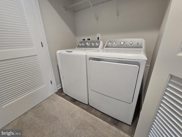 washroom featuring carpet floors, laundry area, and washing machine and clothes dryer