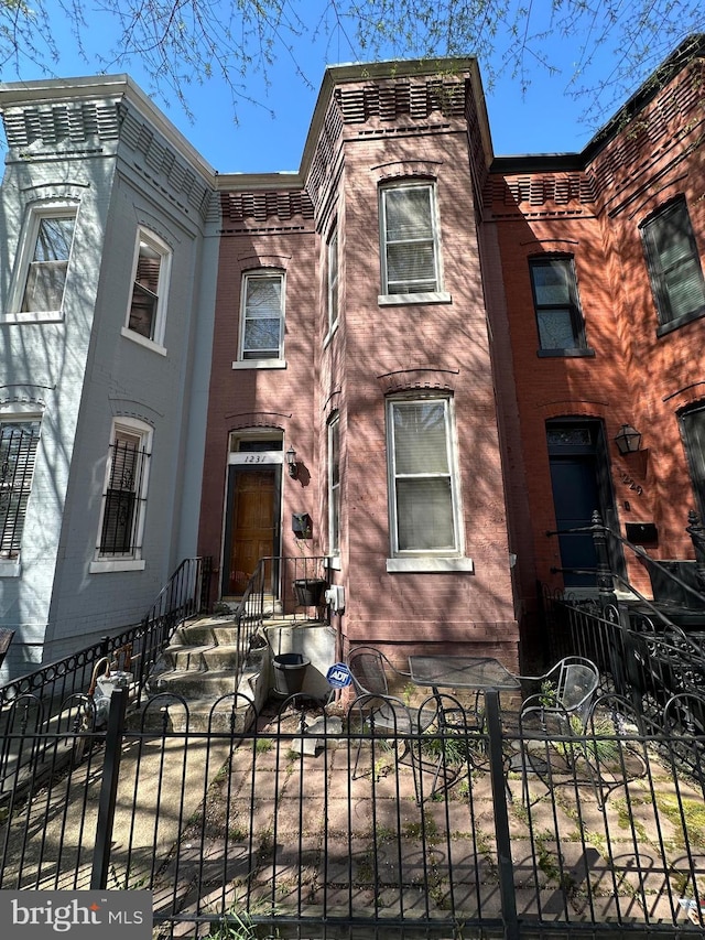 view of front facade with a fenced front yard
