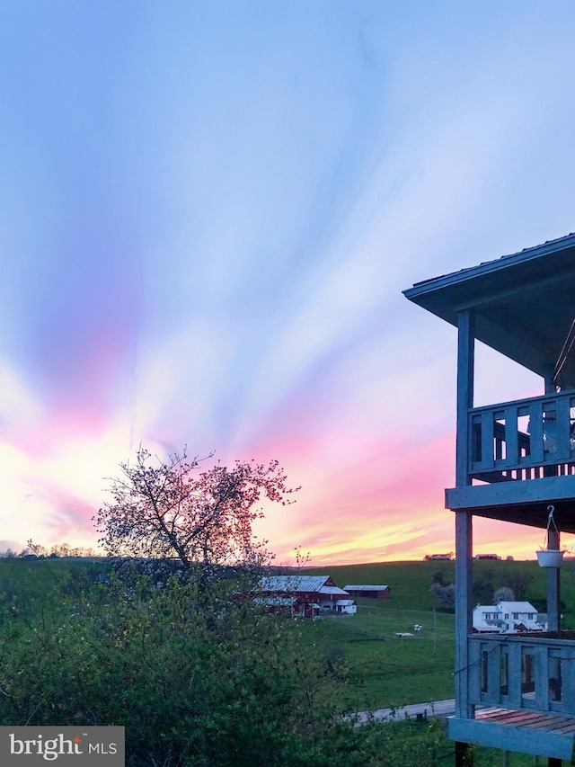 view of yard at dusk