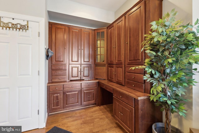 820 Belmont Bay Dr Unit 405, Woodbridge, VA 22191 - mudroom featuring light wood-style floors and built in desk