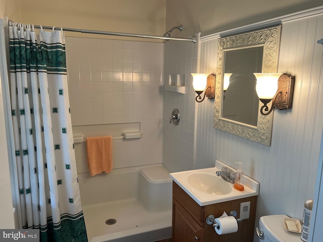 full bathroom with vanity, toilet, and a shower with curtain