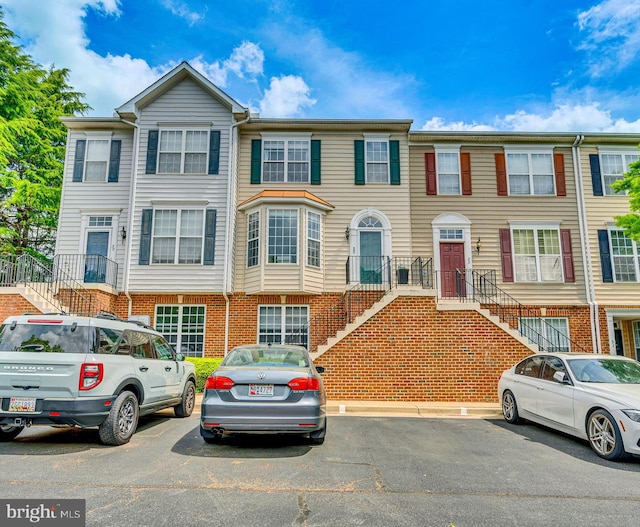 townhome / multi-family property featuring uncovered parking