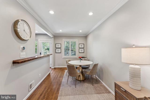 dining room with recessed lighting, baseboards, visible vents, and ornamental molding
