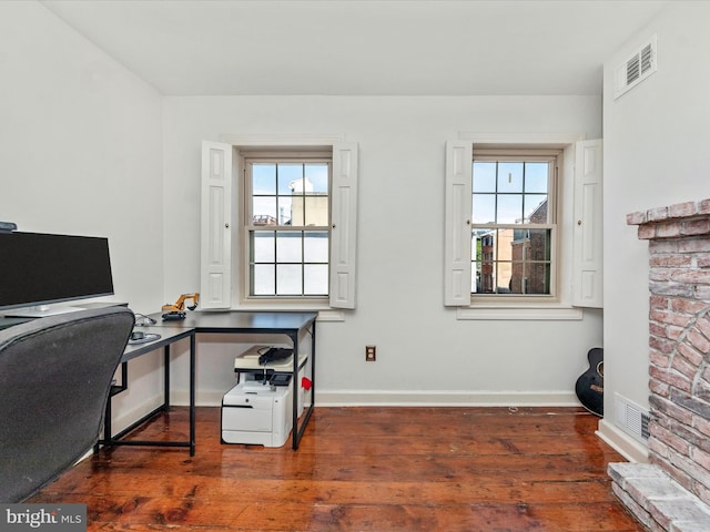 23 E Wheeling St, Baltimore, MD 21230 - home office featuring a wealth of natural light, wood finished floors, visible vents, and baseboards