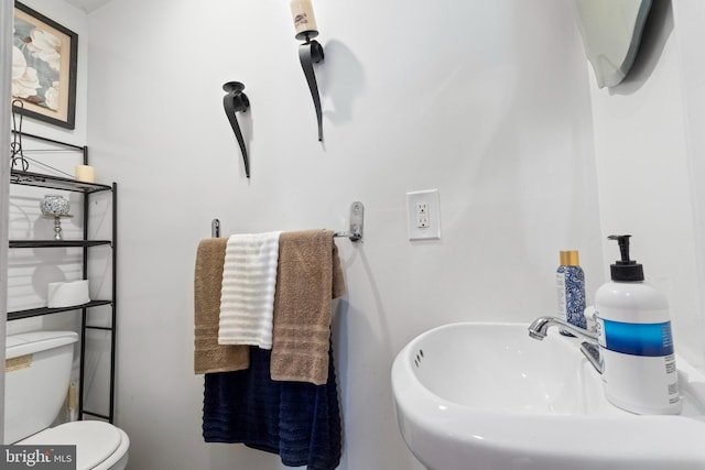 4626 Kavon Ave, Baltimore, MD 21206 - half bath featuring a sink and toilet