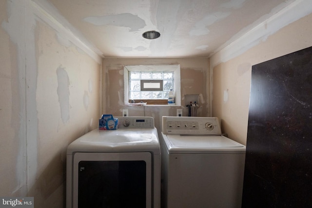 4626 Kavon Ave, Baltimore, MD 21206 - washroom featuring washing machine and clothes dryer and laundry area