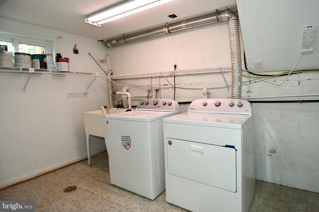 8916 Battery Rd, Alexandria, VA 22308 - laundry room with washing machine and dryer and concrete block wall