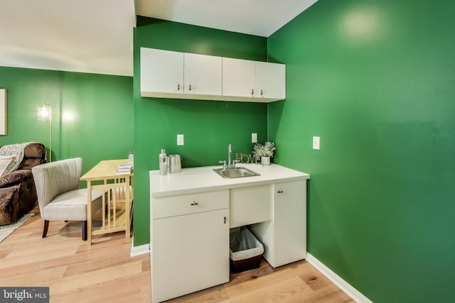 11378 Cromwell Ct, Woodbridge, VA 22192 - clothes washing area featuring light wood finished floors, a sink, wet bar, and baseboards