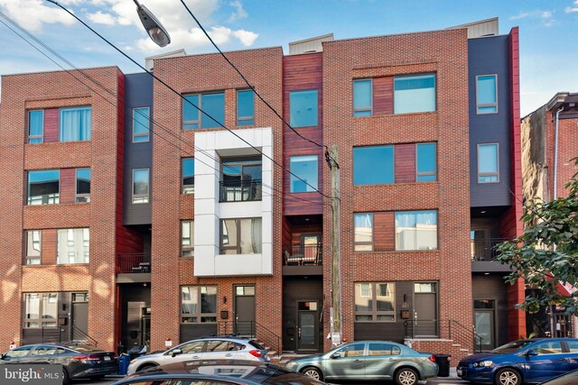 view of apartment building / complex