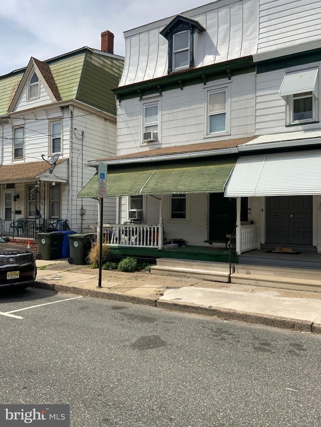 view of front of house featuring covered porch