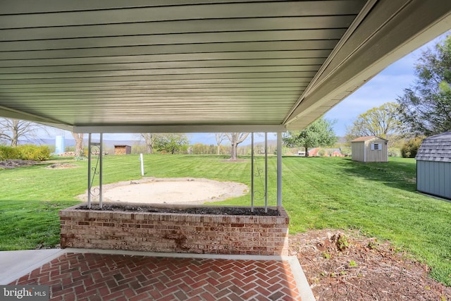 view of yard featuring an outdoor structure and a shed