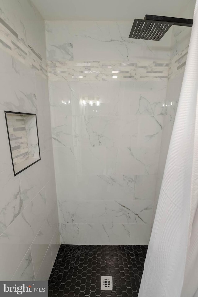bathroom featuring a tile shower