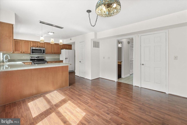 3903 Thrasher Ct, Monrovia, MD 21770 - kitchen featuring stainless steel appliances, light countertops, a peninsula, a chandelier, and a sink