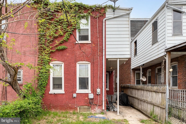 804 W King St, York, PA 17403 - townhome / multi-family property featuring brick siding and fence