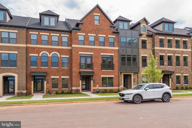 view of front facade featuring brick siding