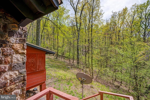 view of yard featuring a wooded view