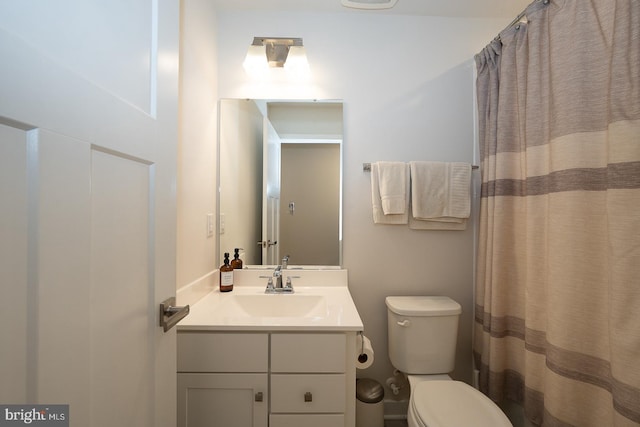 full bathroom featuring toilet, a shower with shower curtain, and vanity