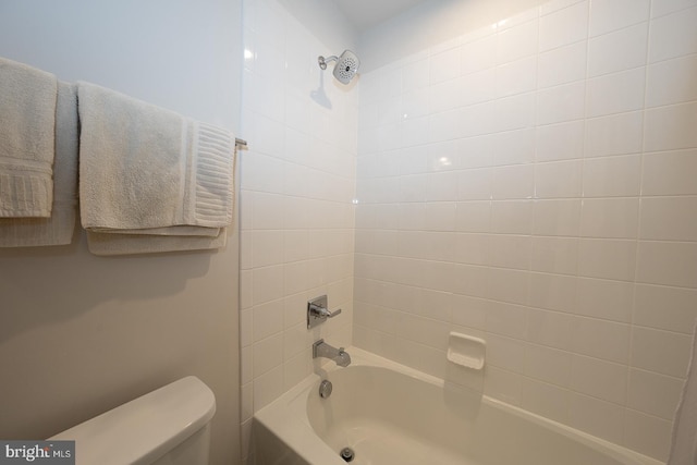 bathroom featuring toilet and washtub / shower combination