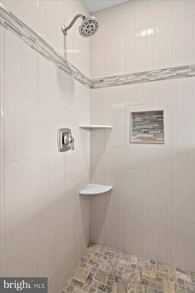 bathroom featuring a tile shower