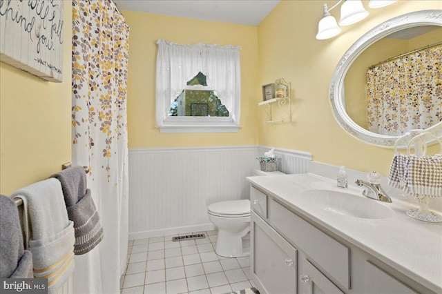 bathroom featuring wainscoting, tile patterned flooring, vanity, toilet, and a shower with shower curtain