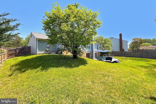 view of yard featuring a fenced backyard