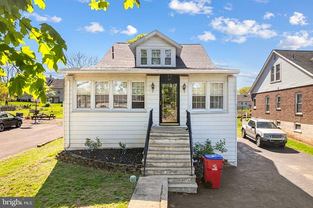 bungalow featuring aphalt driveway