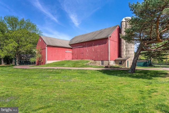 view of barn with a yard