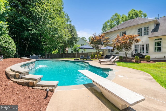 7820 Elsinore Dr, Manassas, VA 20112 - view of swimming pool featuring a fenced in pool, a fenced backyard, a patio area, and a diving board