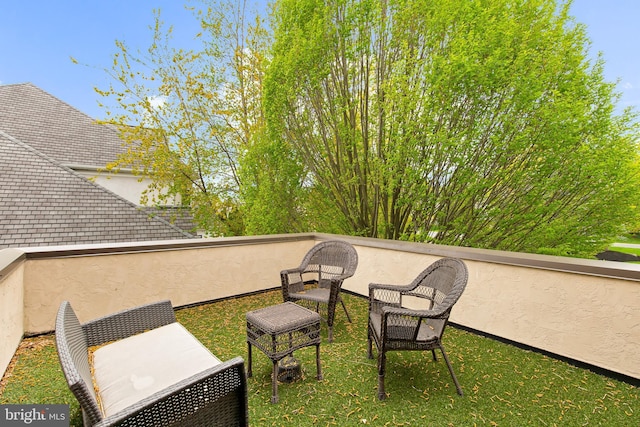 view of yard with a balcony