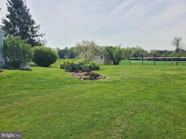 view of yard featuring an outdoor structure and a shed