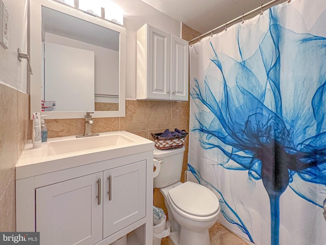 full bathroom featuring vanity, decorative backsplash, toilet, and curtained shower