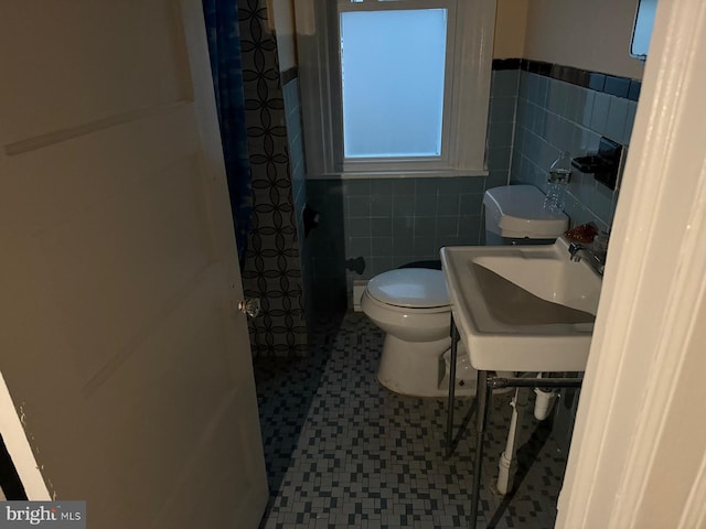 20 S Carol Blvd, Upper Darby, PA 19082 - full bath featuring tile walls, toilet, wainscoting, a sink, and a shower with shower curtain