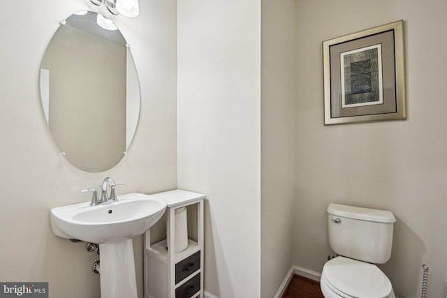 bathroom featuring toilet and baseboards