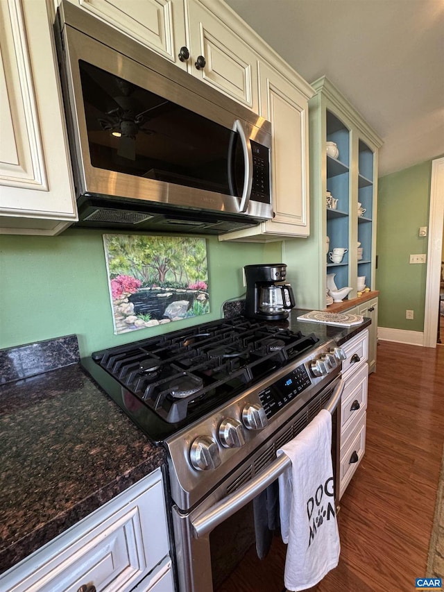 kitchen featuring a ceiling fan, dark wood-style floors, appliances with stainless steel finishes, and cream cabinets