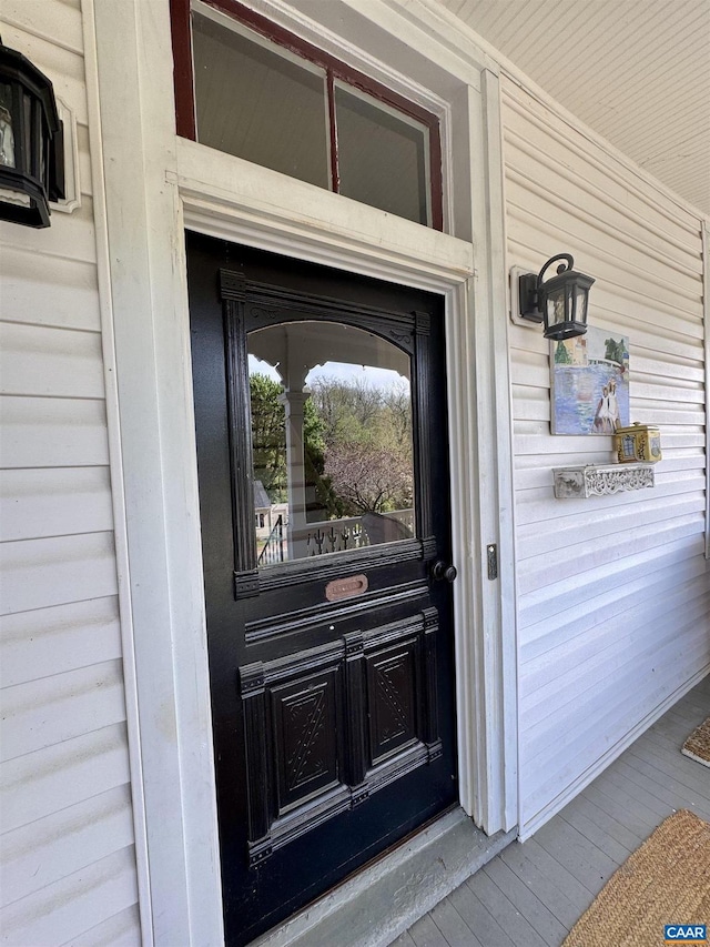 property entrance featuring a porch