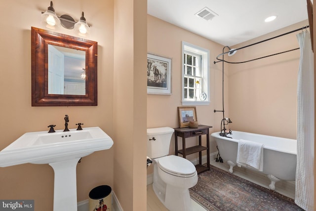 bathroom featuring curtained shower, toilet, visible vents, baseboards, and a soaking tub