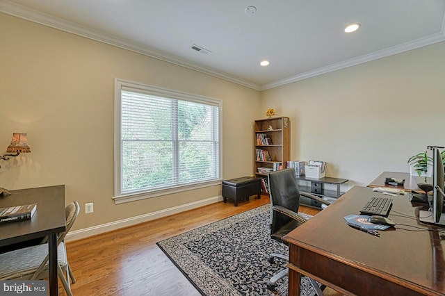 office area featuring recessed lighting, wood finished floors, visible vents, crown molding, and baseboards