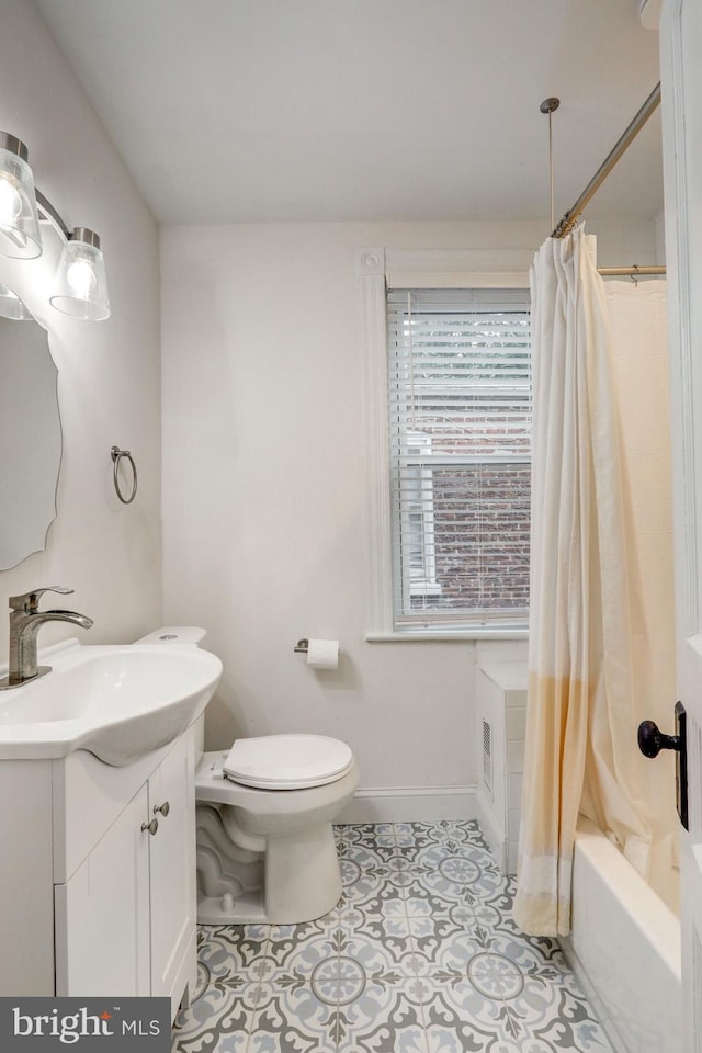 full bath featuring vanity, shower / tub combo with curtain, baseboards, toilet, and tile patterned flooring