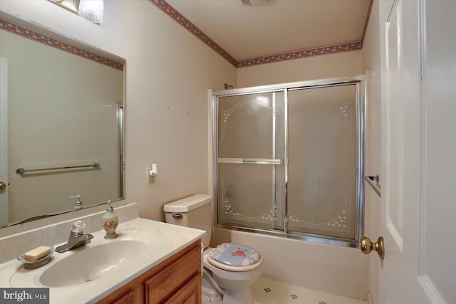 full bath with combined bath / shower with glass door, toilet, and vanity