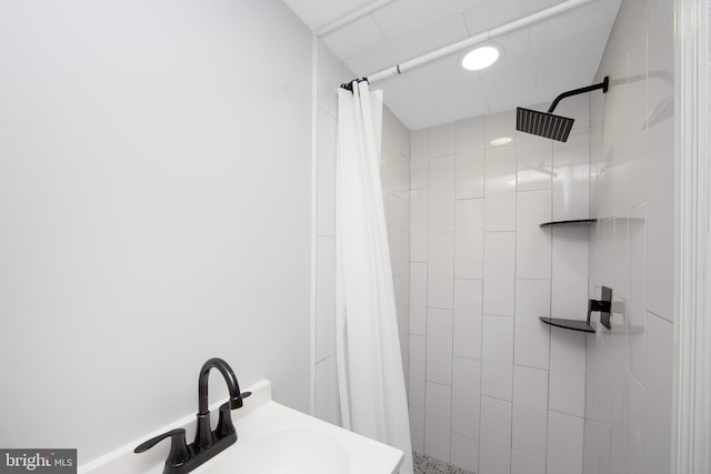 bathroom featuring a sink and tiled shower