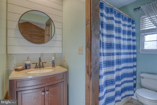 415 W High St, Felton, DE 19943 - full bath featuring backsplash, toilet, vanity, curtained shower, and wooden walls