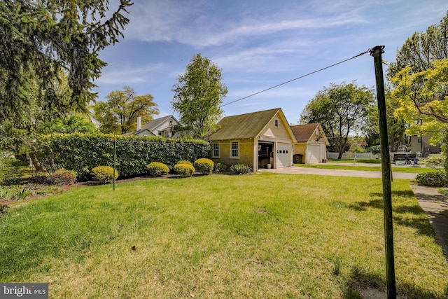 view of front of house featuring driveway and a front yard
