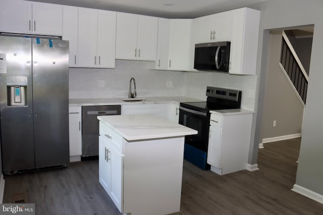1029 Kings Ct, Herndon, VA 20170 - kitchen featuring backsplash, dark wood-style flooring, baseboards, and stainless steel appliances