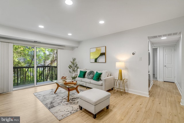 living area with recessed lighting, baseboards, visible vents, and light wood-type flooring